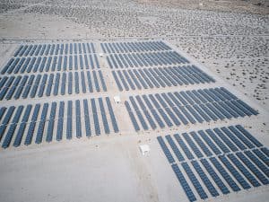 Image montrant des centaines de panneaux solaire installés